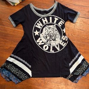 Free People t shirt top white wolves scarf sides size xs
